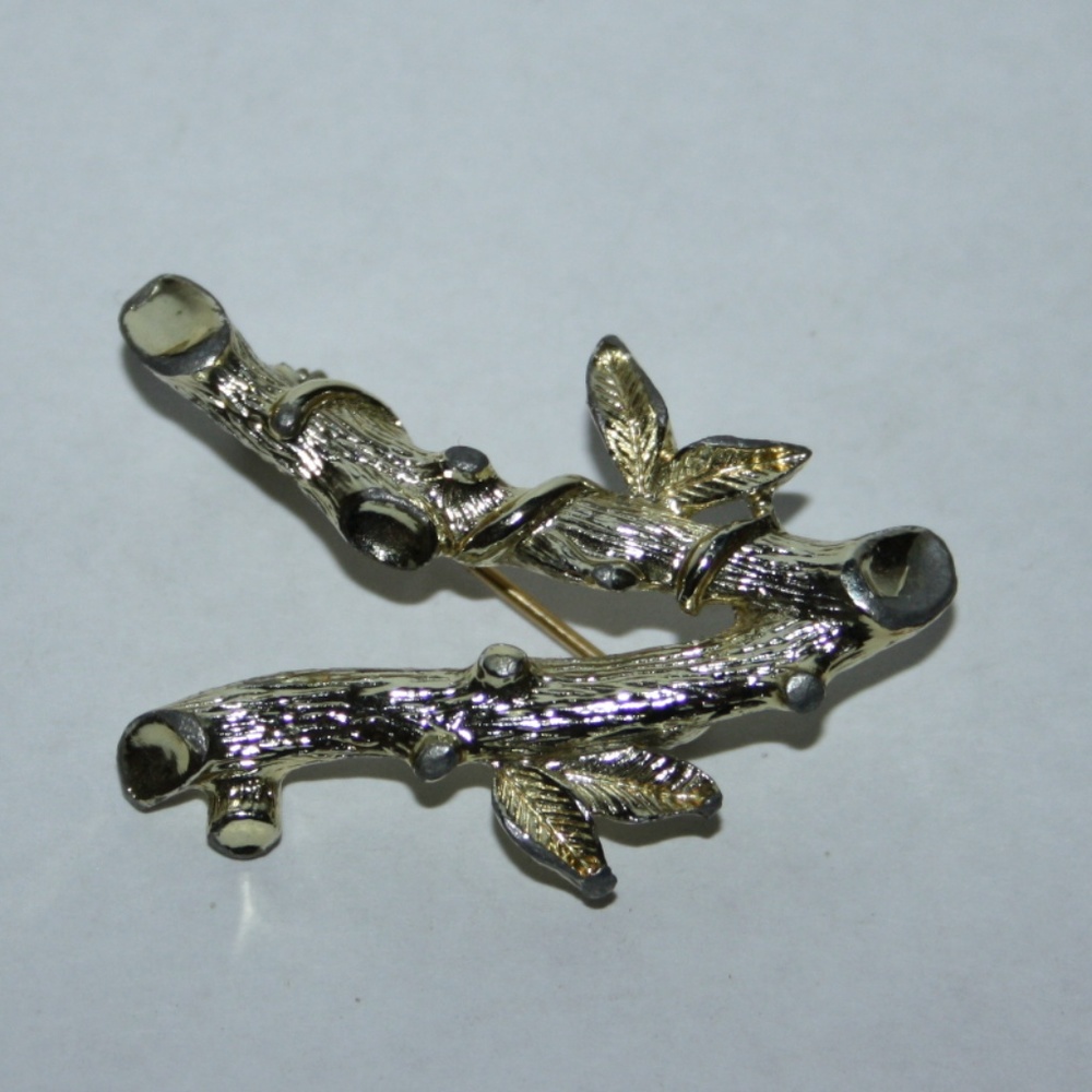🌿 Vintage Sarah Coventry Branch Brooch · Gold Letter V · 1.75"